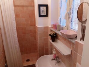 Apartamento Deluxe | Baño | Ducha y cabezal de ducha tipo lluvia