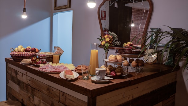 Un buffet de petit-déjeuner proposant divers plats et un miroir placé au-dessus.