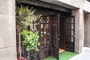 Property entrance - Olé Backpackers Hostel (Alicante)