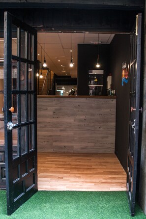 Property entrance - Olé Backpackers Hostel (Alicante)