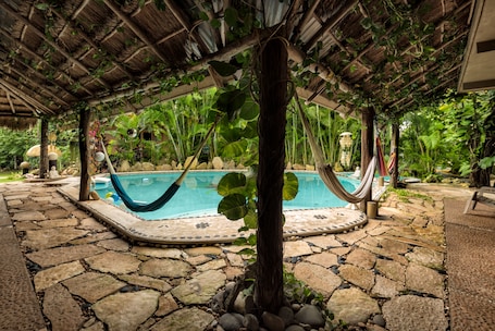 Una piscina al aire libre. Villas Adriana Wellness Village, Palenque