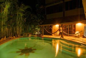 Una piscina al aire libre