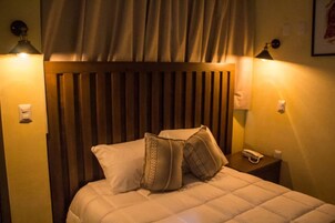 Habitación estándar | Ropa de cama hipoalergénica, edredones de plumas, caja fuerte