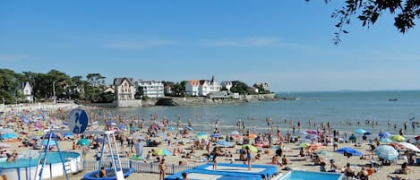 Nära stranden och vit sandstrand