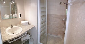Appartement | Badkamer | Een douche, gratis toiletartikelen, een haardroger, handdoeken