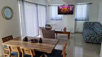 Apartamento 3-A | Oleskelualue | Älytelevisio, Netflix, lämmitetyt lattiat, työhuone