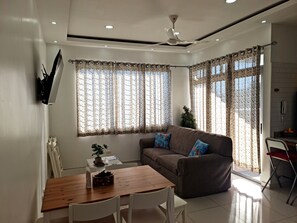 Exclusief appartement | Woonruimte | Een 55-inch smart-tv met digitale zenders, televisie en Netflix