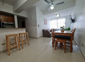 Apartamento 2-B | Living area | 55-inch Smart TV with digital channels, TV, Netflix - KSL Residence (Boca Chica)