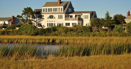 Ocean Views From Every Room, Beach 30 Seconds Away!