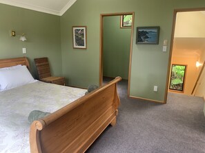 3 bedrooms, iron/ironing board, travel cot, free WiFi - Pohutukawa Lake House. Relax in comfort in our well equipped lake house. (Lake Tarawera)