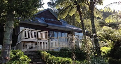 Pohutukawa Lake House. Relax in comfort in our well equipped lake house.
