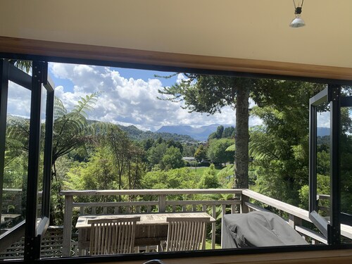 Pohutukawa Lake House. Relax in comfort in our well equipped lake house.