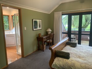 3 quartos, ferros/tábuas de passar roupa, berço de viagem