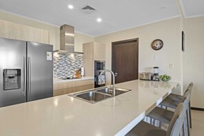 ثلاجة، ميكروويف، فرن، موقد طهي مسطح