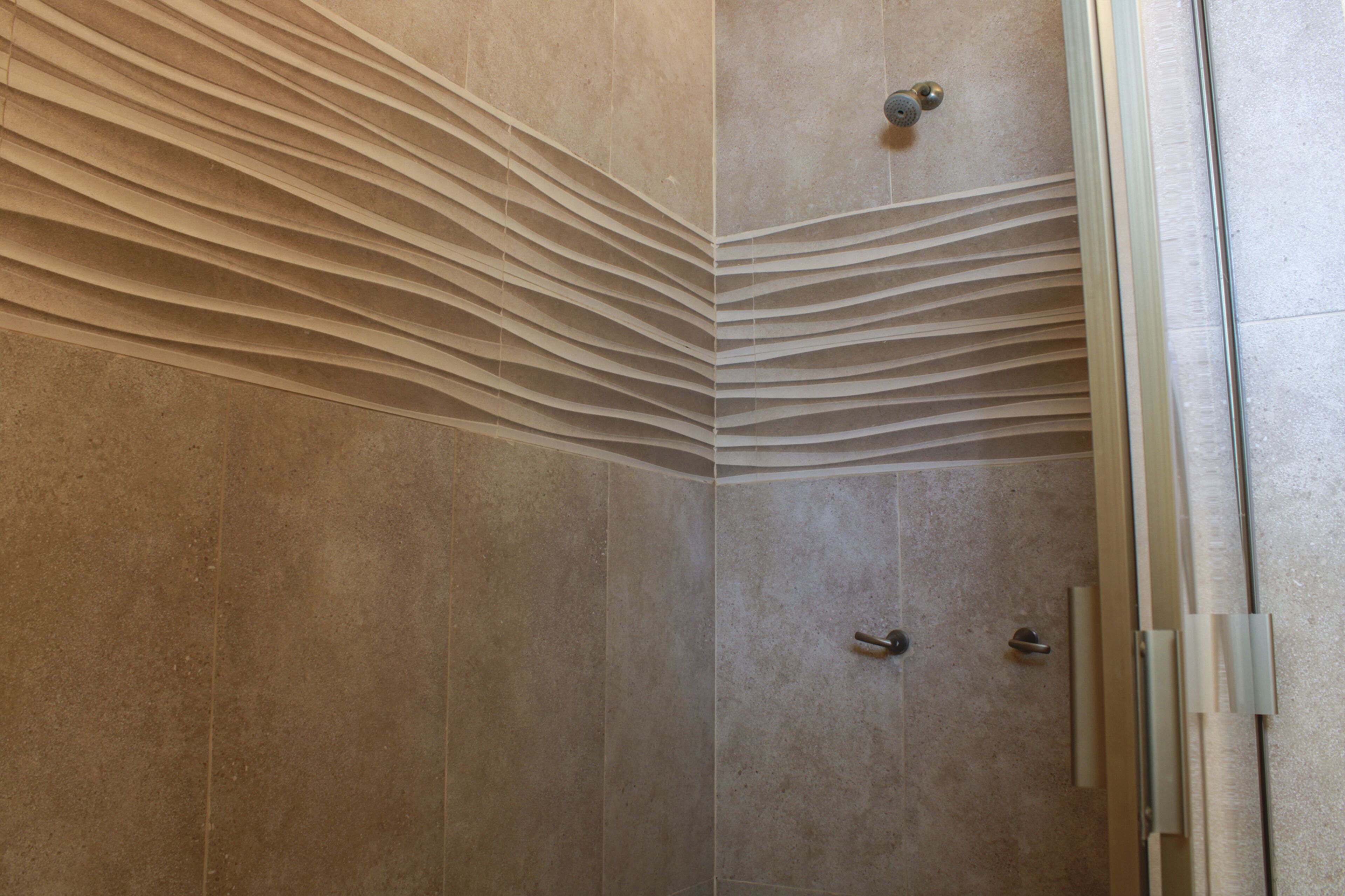 Esquina de una habitación con una pared texturizada y una puerta con pomo.