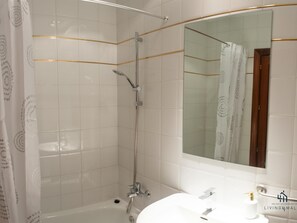 Baignoire, sèche-cheveux, serviettes fournies
