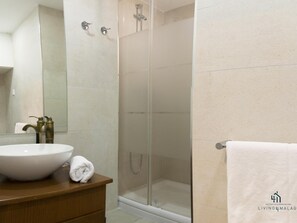 Douche, sèche-cheveux, serviettes fournies