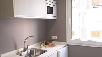 Frigorífico, microondas, cafetera o tetera y tostadora