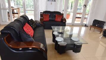 Smart-TV, DVD-Player, Stereoanlage