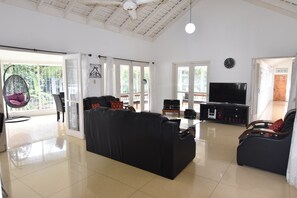 Interior - VILLA PATIENTLY WAITING IS A STUNNING NORTH COAST JAMAICAN GEM A DIAMOND RENTAL (Ocho Rios)