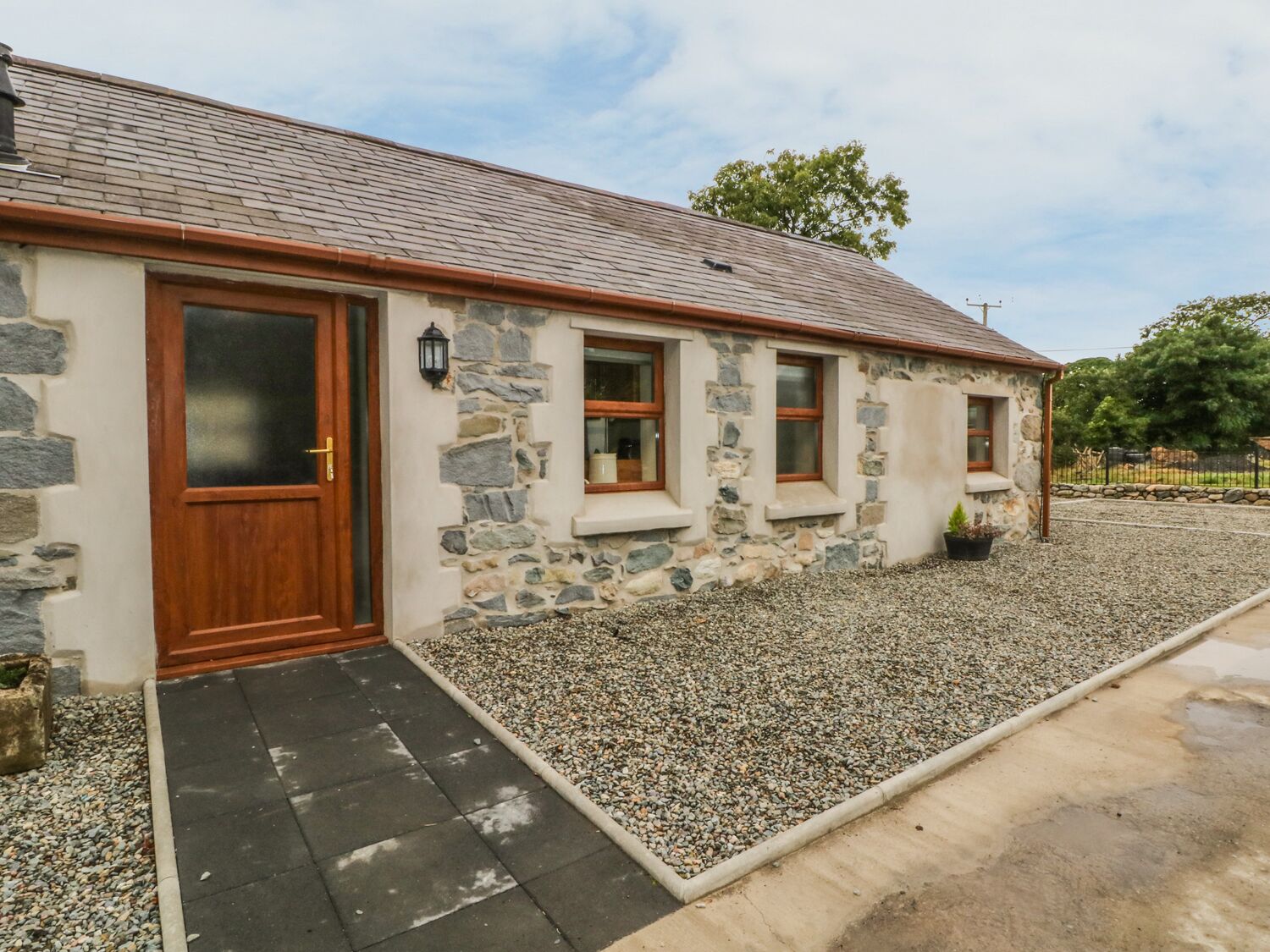 Y DERI COTTAGE, country holiday cottage, with hot tub in Clynnog Fawr
