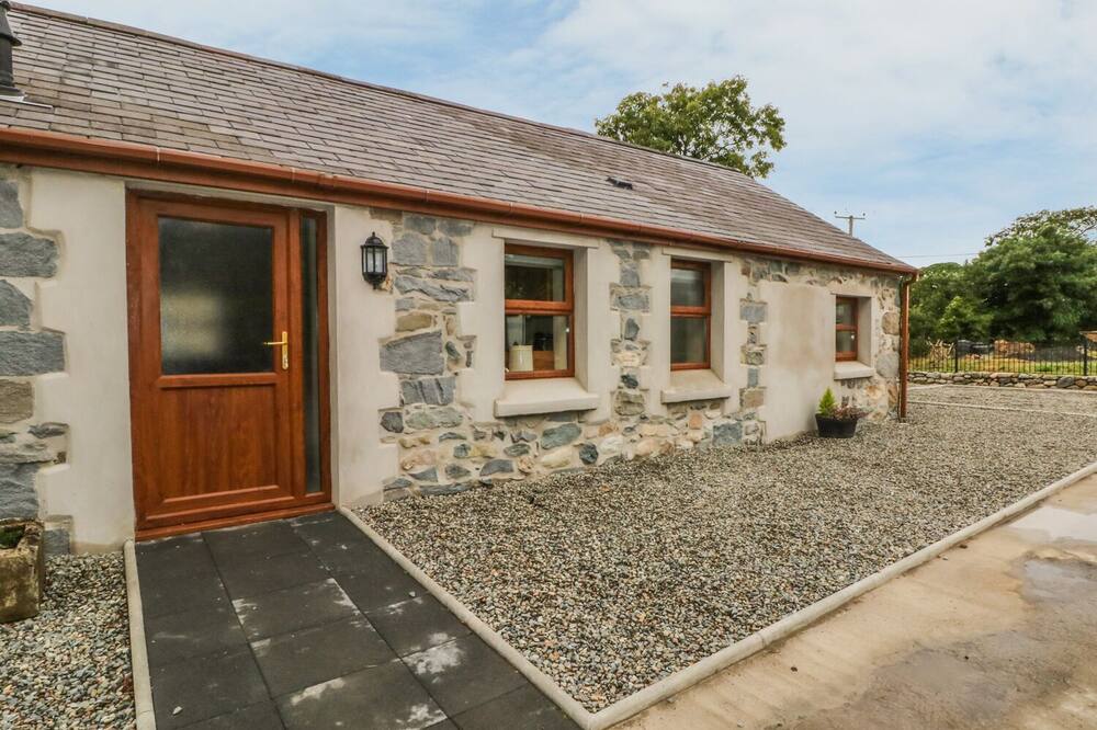 Y DERI COTTAGE, country holiday cottage, with hot tub in Clynnog Fawr