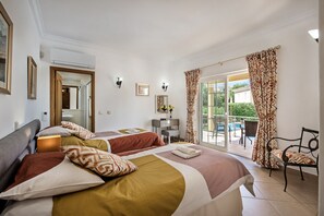 4 bedrooms, in-room safe, iron/ironing board, travel cot - Luxury Gated Villa | Private Pool | Sesmarias near Carvoeiro (Carvoeiro)