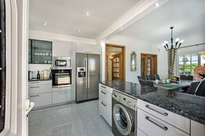 Fridge, microwave, oven, stovetop - Luxury Villa, Presa de Moura ,Carvoeiro, pool, sea views and beaches close (Carvoeiro)