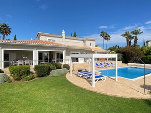 A two-story house with a swimming pool, outdoor seating, and a well-maintained lawn. - Luxury Gated Villa | Private Pool | Sesmarias near Carvoeiro (Carvoeiro)