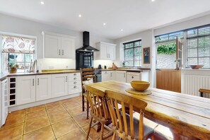 Microondas, horno, lavavajillas y periquera 