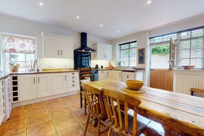 Microwave, oven, dishwasher, highchair - Bowness Cottage in Porlock (Porlock)