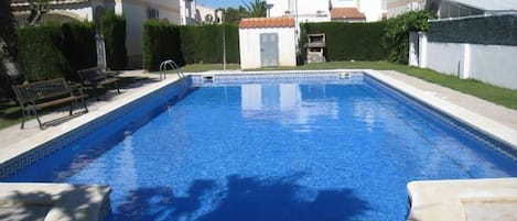 Una piscina al aire libre