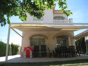 Outdoor dining - SPECIAL OFFER Miami Playa, Costa Dorada, large pool, free WIFI fiber 300MB (Miami Playa)