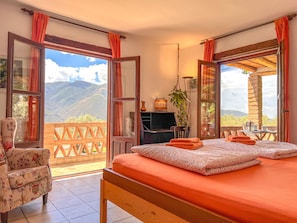 2 bedrooms, desk, iron/ironing board, free WiFi