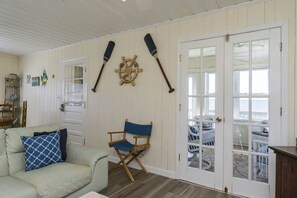 TV, DVD-spiller, bøker og filmbibliotek