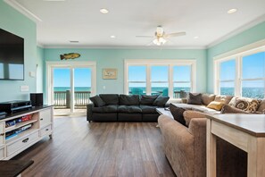 TV, lettore DVD, libri