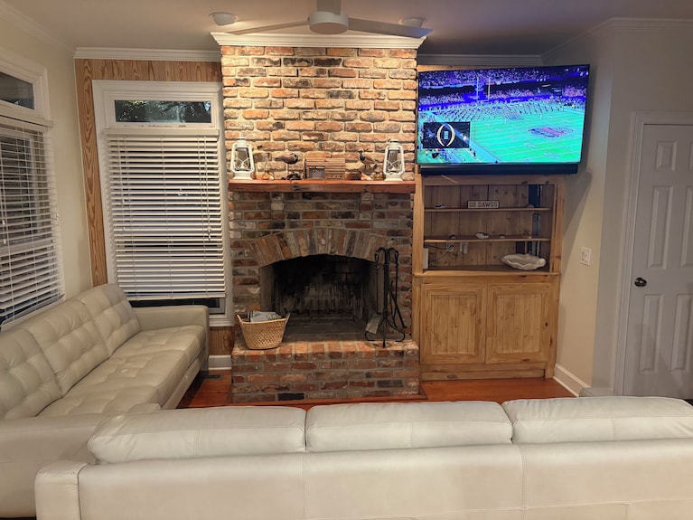 Daisy's Cozy Coastal Cottage Located Walking Distance To The Village Area. - Jekyll Island, GA