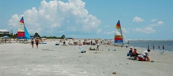 Daisy's Cozy Coastal Cottage Located right near the Village -Saint Simons Island