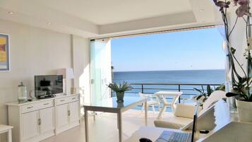 Una televisión, un reproductor de DVD