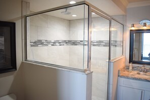 Ensemble douche/baignoire, sèche-cheveux, serviettes fournies, savon