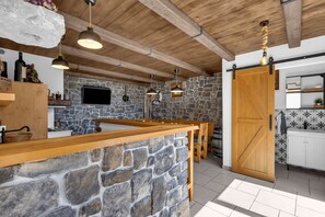 Fridge, microwave, oven, stovetop - Beautiful Villa with heated pool, terrace with sea view, barbecue, 3 bedrooms  (Makarska)