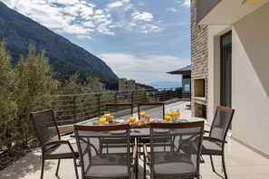 Outdoor dining - Beautiful Villa with heated pool, terrace with sea view, barbecue, 3 bedrooms  (Makarska)