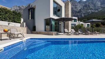 Alberca al aire libre y alberca climatizada