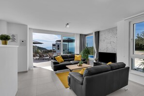 Smart TV, fireplace - Beautiful Villa with heated pool, terrace with sea view, barbecue, 3 bedrooms  (Makarska)