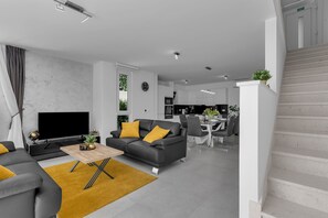 Smart TV, fireplace
