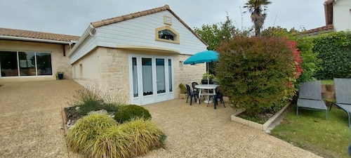 House Plain-pied-Pleasant setting-Near Shops