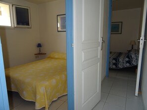 2 slaapkamers, een strijkplank/strijkijzer, reisbedje