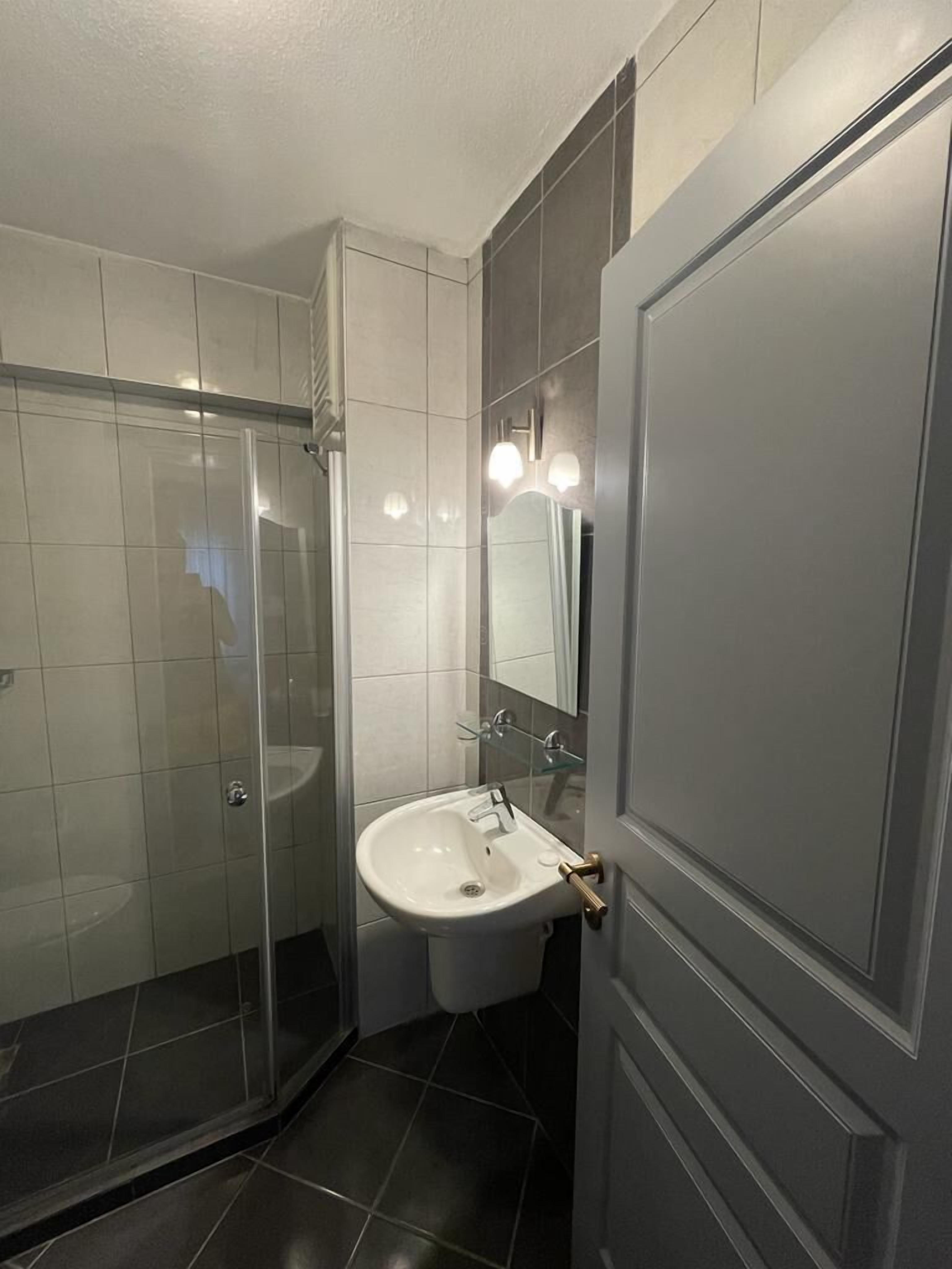 shower, hydromassage showerhead, free toiletries, hair dryer