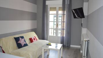 Apartament, 1 llit doble i sofà llit, no fumadors | Sala d'estar | Televisor de pantalla plana