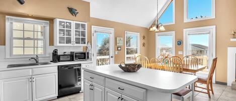 Lave-vaisselle, cafetière/bouilloire, chaise haute